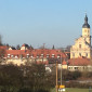 Blick über die Zenn auf das Portal der Kirche