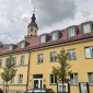 Blick auf die Kirche über das Gemeindehaus